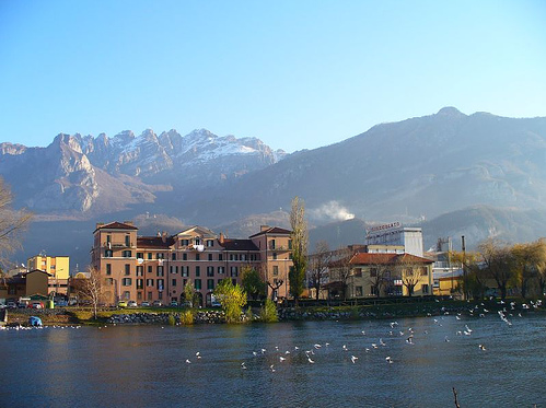 Pescarenico (Lecco) e il Resegone sullo sfondo (www.solotravel.it)