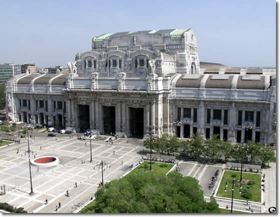 Milano La Stazione Centrale In Un Mix Di Stili Architettonici