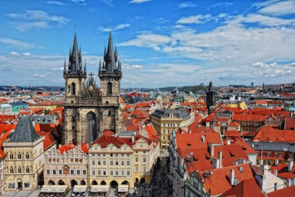 praga i tetti rossi e la cattedrale