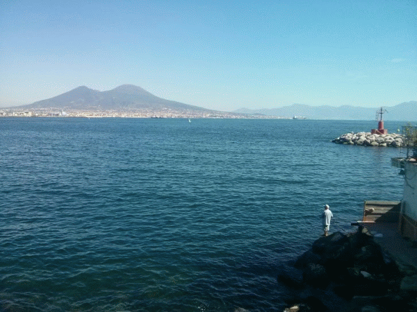il vesuvio visto da via Santa Lucia Napoli