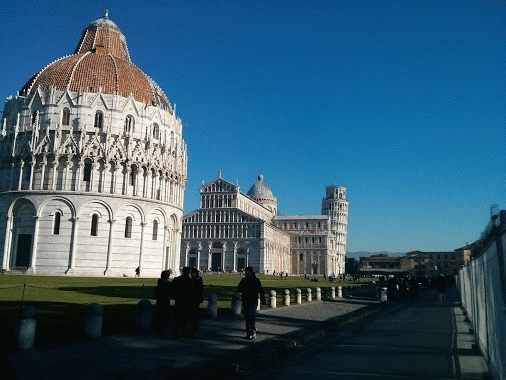 Piazza Miracoli Pisa con cielo blu