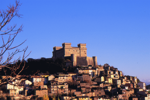 Veduta del Castello Piccolomini nel borgo di Celano (L Aquila)