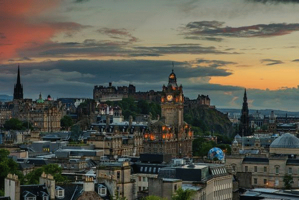 Veduta di Edinburgo al tramonto