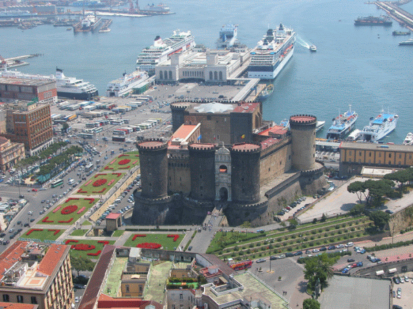 Splendida veduta del Maschio Angioino Napoli