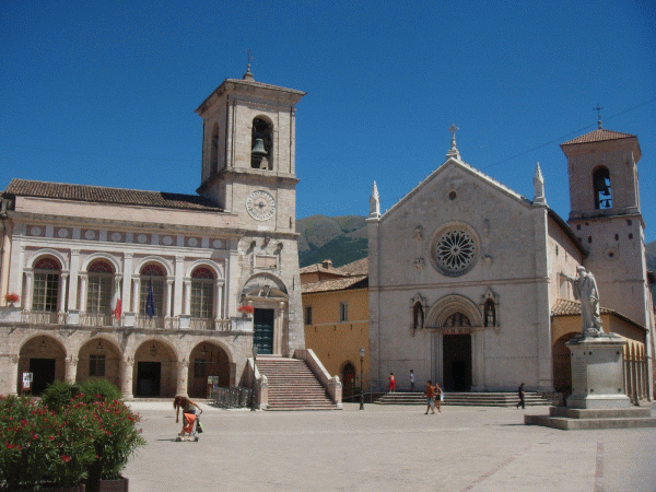 Norcia Veduta di piazza San Benedetto fotospettacolari