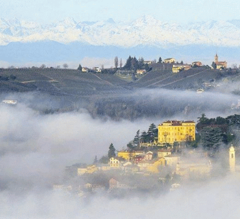 Veduta di Canelli tra nebbia e monti innevati fotospettacolari