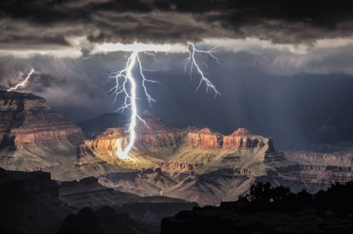 Il Grand Canyon del Colorado Arizona illuminato dai fulmini fotospettacolari