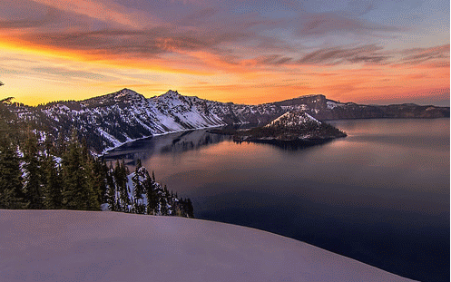I colori al tramonto del Crater Lake Oregon USA