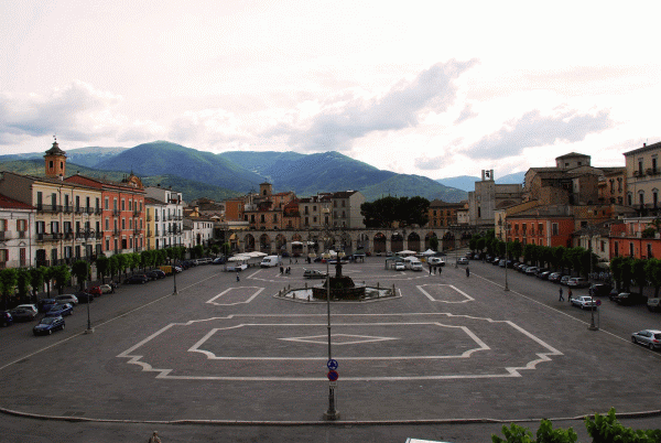 La piazza centrale di Sulmona