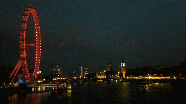 Veduta notturna di Londra con il London Eye e il Big Ben illuminato