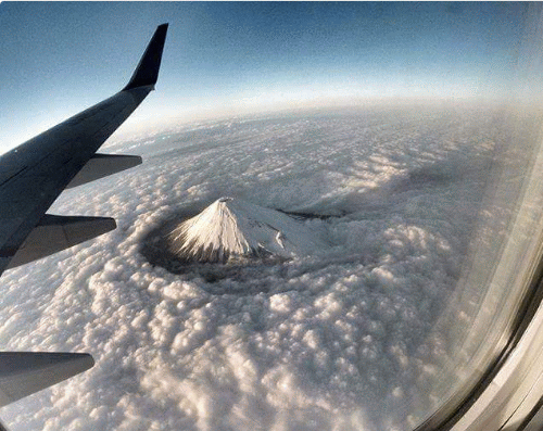 il-monte-fuji-appare-tra-le-nuvole